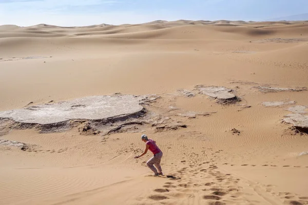 Vrouw Zand Boarding Sahara Woestijn Langs Duin Marokko Afrika — Stockfoto