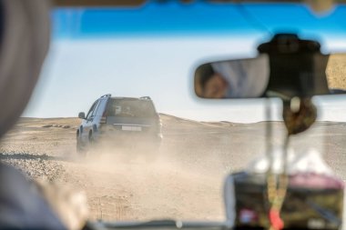 Fas, Afrika 'daki Sahra Çölü' nden geçen Arap sürücüyle off-road yolculuğu.