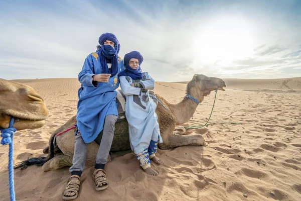 모로코의 2020 아프리카 의사하라 사막의 언덕에서 베두인족 남자들 — 스톡 사진