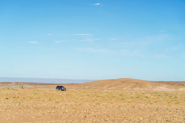 在非洲摩洛哥的广袤的撒哈拉沙漠中开车上路 — 图库照片
