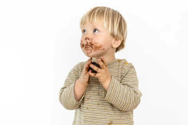 Bonito Criança Loira Comendo Barra Chocolate Com Grande Prazer Isolado — Fotografia de Stock