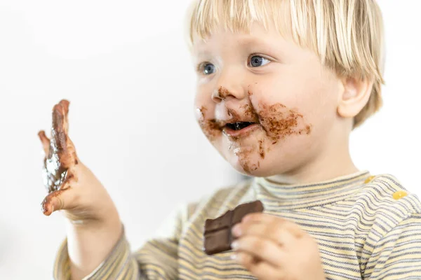 Lindo Niño Rubio Comiendo Barra Chocolate Con Gran Placer Aislado — Foto de Stock