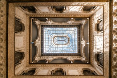 Sevilla, Endülüs, İspanya 'da Real Alcazar adlı güzel şatonun Fas mimarisi 