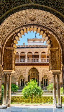 Sevilla, Endülüs, İspanya 'da Real Alcazar adlı güzel şatonun Fas mimarisi 