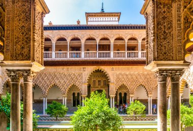 Sevilla, Endülüs, İspanya 'da Real Alcazar adlı güzel şatonun Fas mimarisi 