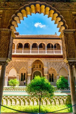 Sevilla, Endülüs, İspanya 'da Real Alcazar adlı güzel şatonun Fas mimarisi 