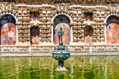 Sevilla, Endülüs, İspanya 'da Real Alcazar adlı güzel şatonun Fas mimarisi 