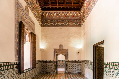 Sevilla, Endülüs, İspanya 'da Real Alcazar adlı güzel şatonun Fas mimarisi 