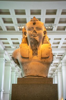 Londra, İngiltere - 28 Eylül 2019: British Museum 'daki Mısır heykeli heykeli heykeli