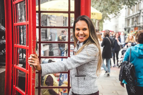 Chica Bonita Con Pelo Largo Que Entra Cabina Telefónica Roja — Foto de Stock