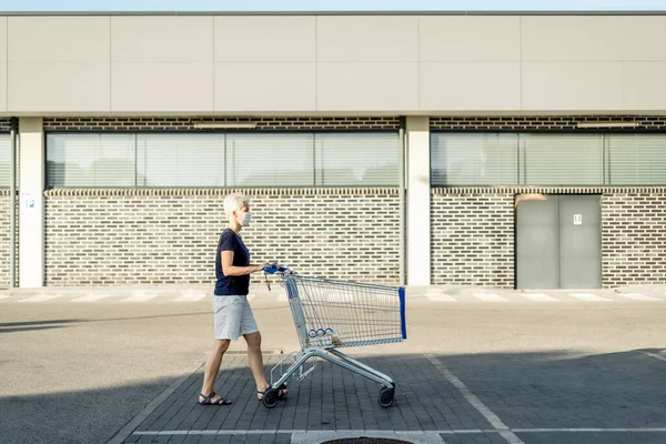 Žena Nosí Ochrannou Masku Nákupním Vozíkem Před Supermarketem — Stock fotografie