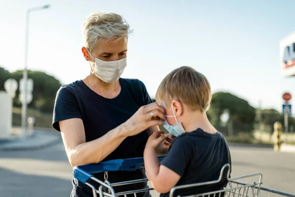 Mutter Hilft Ihrem Sohn Einkaufswagen Eine Schutzmaske Tragen Bevor Ein — Stockfoto