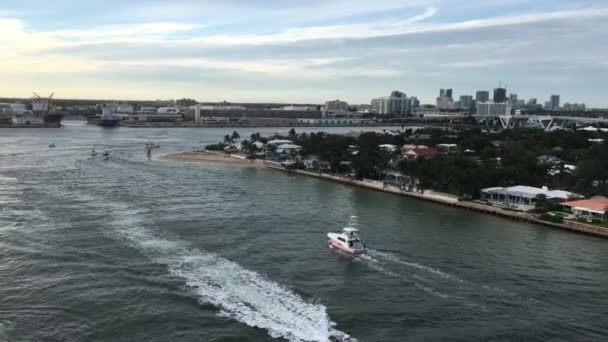 Navio de cruzeiro deixa Ft. Lauderdale — Vídeo de Stock