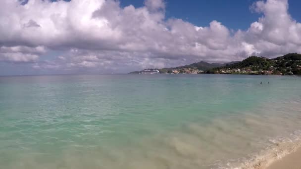 Praia e navio de cruzeiro — Vídeo de Stock