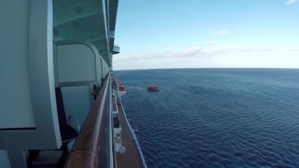 Anbud nära Cruise Ship — Stockvideo