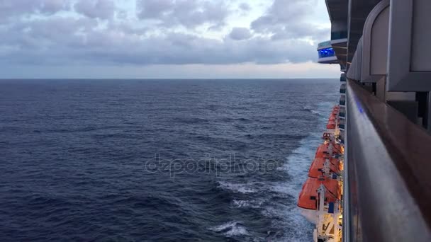 Cruiseschip en Wake — Stockvideo