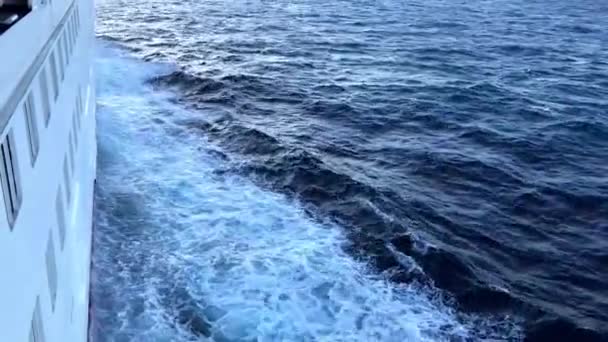 Cruiseschip op zee — Stockvideo