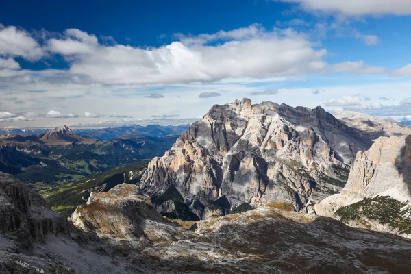 Dolomite Montanhas sobre o céu azul. Dolomites, Itália, Europa . — Fotografia de Stock