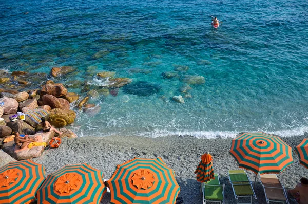 Κάτοψη του ομπρέλες σε την παραλία του Μοντερόσο αλ Μάρε, Cinque — Φωτογραφία Αρχείου