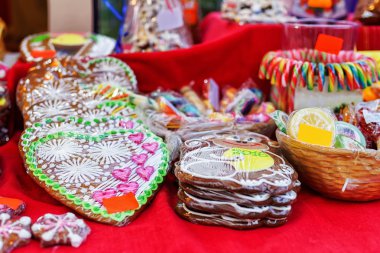 Riga Noel pazarı görüntülenen el yapımı renkli gingerbreads