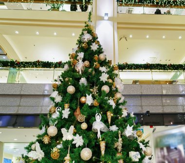 Riga 'daki Galerija Centrs' de Noel ağacı
