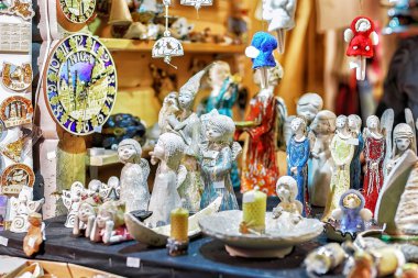 Riga Noel pazarında satışa görüntülenen küçük melek rakamları