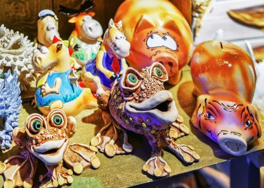Riga Noel pazarı sırasında durak, seramik hayvan figürleri