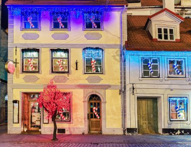Noel ağacı gece Riga'da Livu meydanında