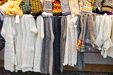 Yünlü diz çorap Riga Noel markette asılı