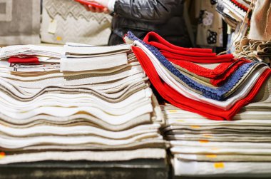 El yapımı keten masa örtüleri Riga Noel pazarı, stand