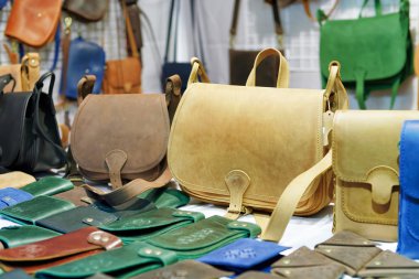 Vilnius Noel pazarı el yapımı deri çanta