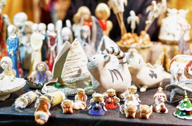 Küçük seramik Hediyelik eşya belgili tanımlık Noel çarşı içinde Riga