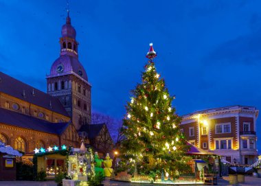 Riga Katedrali yakınındaki pazarda parlak Noel ağacı