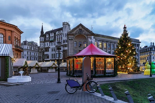 Christmas tree and market in the morning in old Riga — Stock Photo, Image