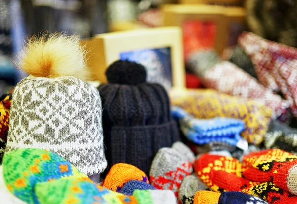 Bommelmützen zum Verkauf auf dem Rigaer Weihnachtsmarkt — Stockfoto