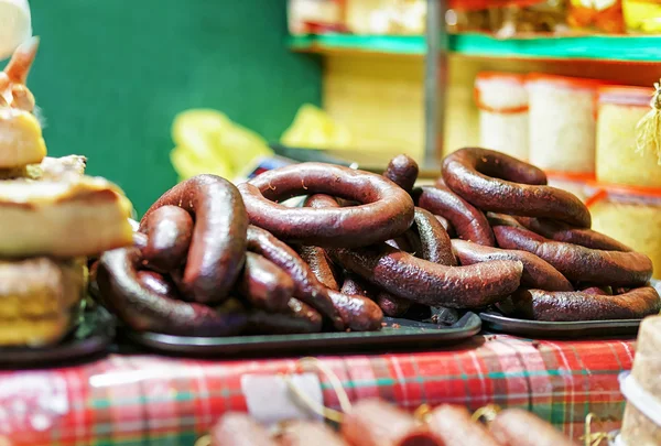 Homemade latvian sausages displayed at Riga Christmas market — Stock Photo, Image