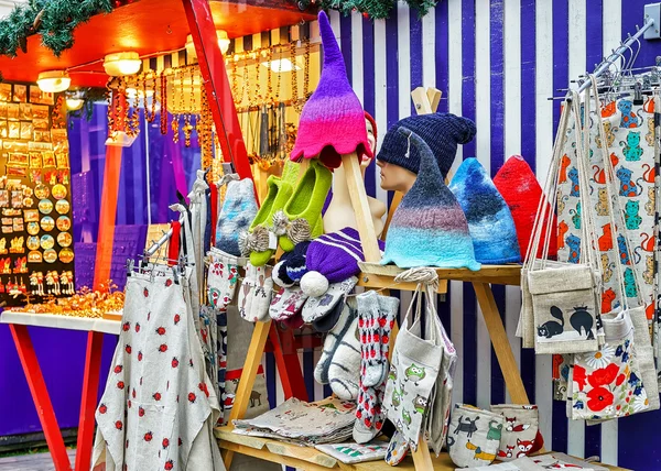 Riga Noel pazarı şenlikli Tekstil Hediyelik eşya ile durak