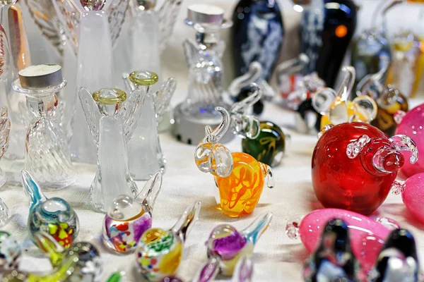 Pequeñas figuras de vidrio en el mercado navideño de Riga — Foto de Stock