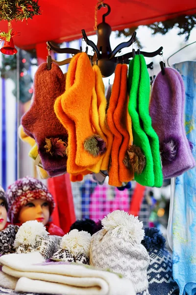 Színes gyapjú zokni lóg a karácsonyi vásár Rigában — Stock Fotó