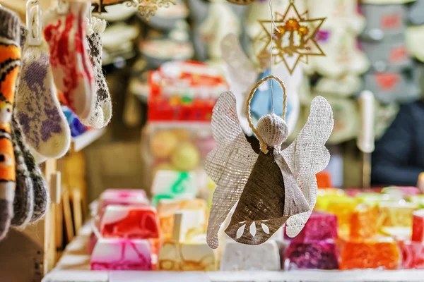 Riga Noel markette asılı el yapımı keten melek — Stok fotoğraf
