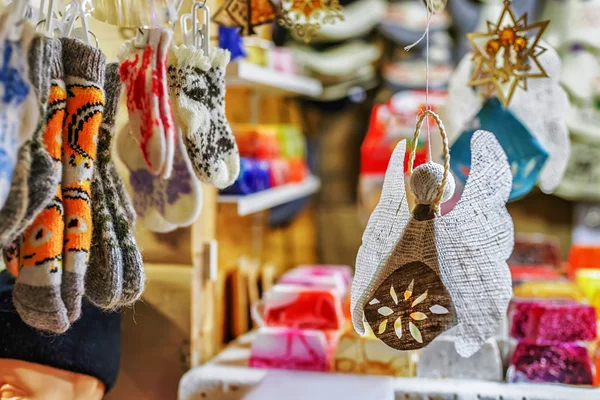 Kézzel készített vászon angyal és zokni lógott a rigai karácsonyi vásár — Stock Fotó