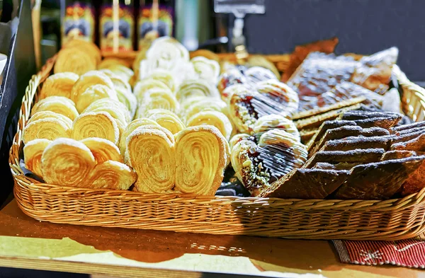 Pães caseiros em uma cesta no mercado de Natal de Riga — Fotografia de Stock