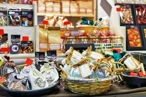 Chocolate sweets on shelves and baskets at Riga Christmas market — Stock Photo, Image