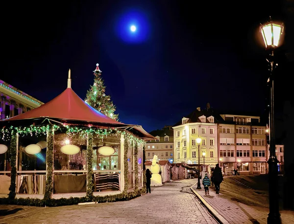 People walking at Christmas market in Riga at night — Stock Photo, Image