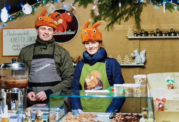 Family business of selling nuts in the Vilnius Christmas Market — Stock Photo, Image