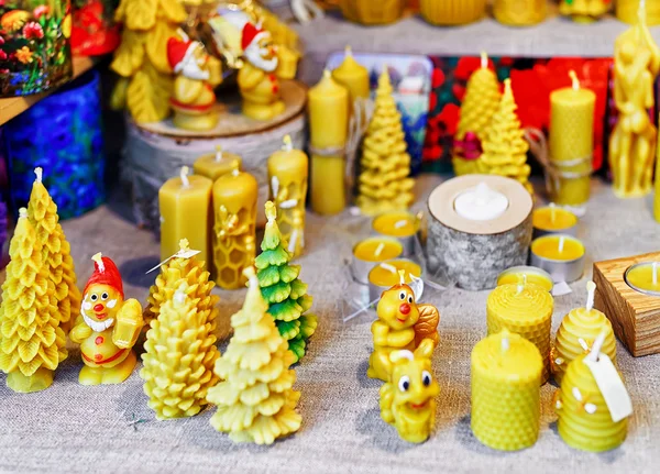 Feestelijke kaarsen weergegeven te koop bij Riga Kerstmarkt ingericht — Stockfoto