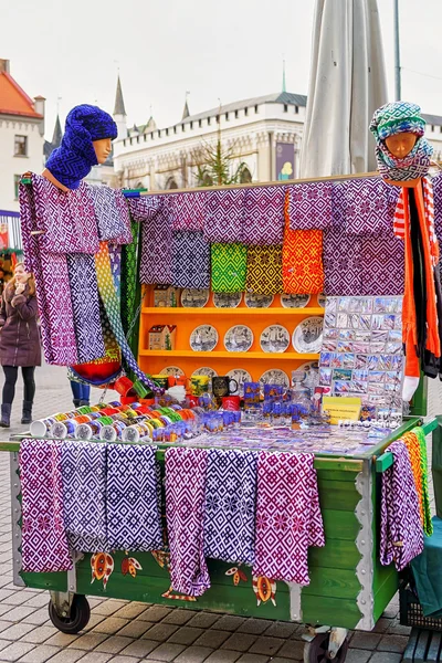 Pequeño quiosco con recuerdos tradicionales en el mercado navideño de Riga — Foto de Stock