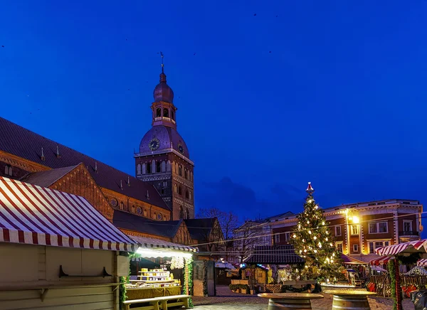 Рождественская ярмарка на Домской площади ночью — стоковое фото