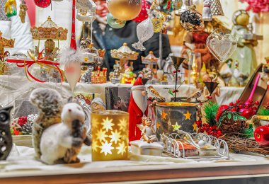 Yılbaşı ağacı süsleri Vilnius Noel pazarında