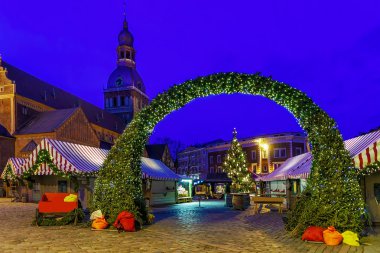 Riga Noel pazarı Dome Meydanı girişine